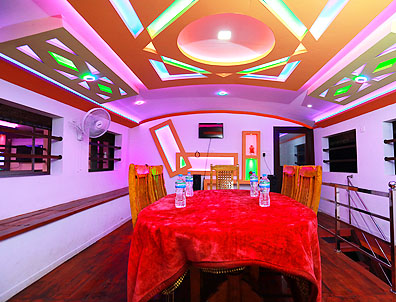 deluxe 4 bedroom houseboat