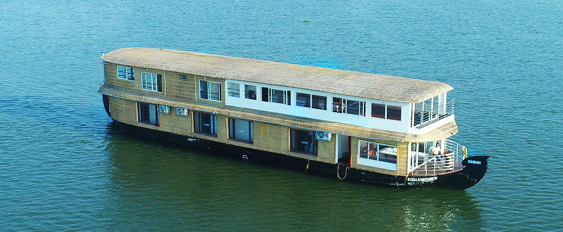 deluxe 4 bedroom houseboat