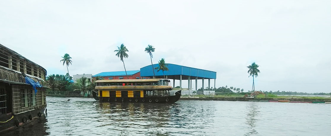 deluxe 4 bedroom houseboat