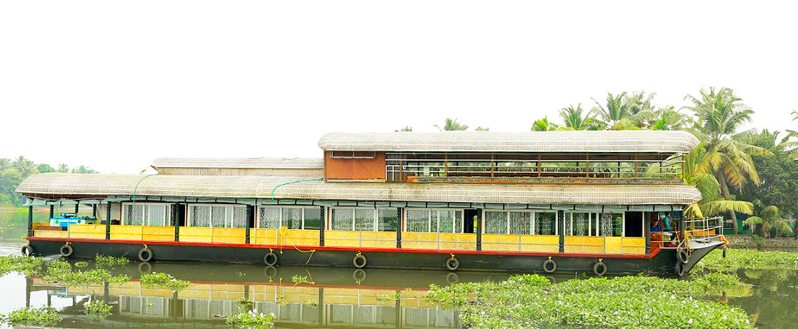 deluxe 4 bedroom houseboat
